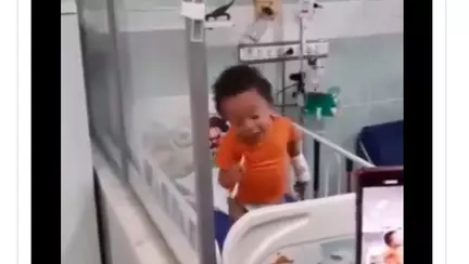 Video Un copilaș bolnav a fost surprins  cântând și dansând pe patul de spital