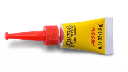 Un tată i-a pus fiului super-glue în ochi, crezând că în tub sunt picăruri medicinale