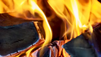 Un băiat din Mureș a fost cuprins de flăcări în timp ce părinții încercau să aprindă focul în sobă