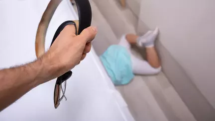 În România, părinții încă își bat copiii cu palma sau cureaua