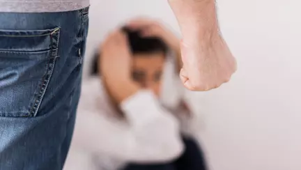 Femeie, înjunghiată de fostul soț după ce și-a protejat copilul cu propriul trup