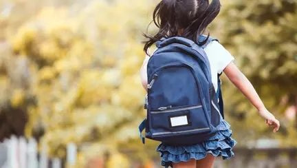 O fetiță de 9 ani a murit după ce a fost împinsă de o colegă pe coridorul unei școli