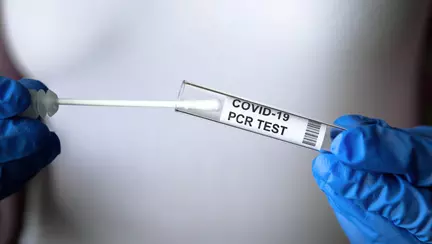 O femeie și-a închis copilul în portbagajul mașinii după ce a aflat că are COVID-19