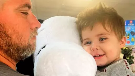 Un copil de doi ani și-a salvat familia dintr-un incendiu nimicitor