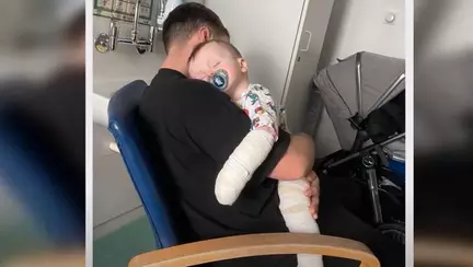 Un bebeluș a fost ars cu clor încins într-o creșă. Îngrijitorii nu au chemat Ambulanța și l-au lăsat să urle de durere