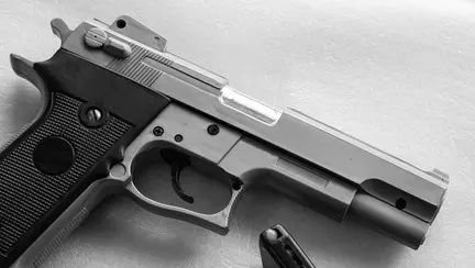 Râmnicu Vâlcea: Elev, amendat cu 2.500 lei pentru că s-a dus cu un pistol la școală