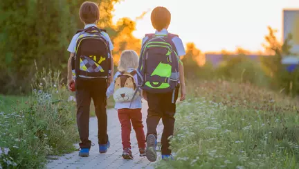 Părinții din Ucraina le pun copiilor pe ghiozdane abțibilduri cu grupa sanguină