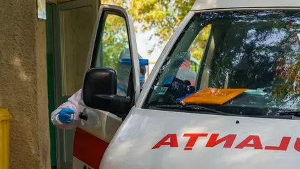 O fetiță, cu părinți surdomuți, a sunat la 112 pentru a-și salva fratele