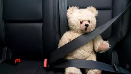 Un copil a fost lăsat ore în șir într-o mașină, la –2.2°C. În tot acest timp, părinții s-au dus să bea și să schieze