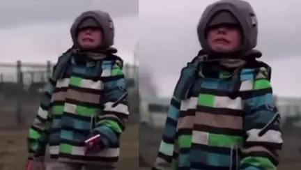 Video emoționant! Un copilaș ucrainean trece granița Poloniei singur, plângând