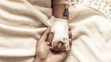 Fetița de 5 ani cu hepatită "misterioasă" nu răspunde tratamentului. Copila are nevoie de un transplant hepatic