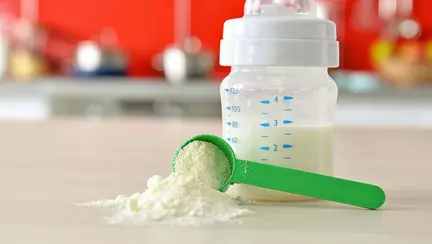 Un bebeluș a murit după ce părinții i-au pus alcool în laptele din biberon