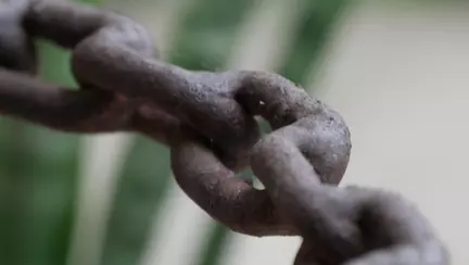 O fetiță de 10 ani din Dolj, ținută captivă de bunica ei. Femeia a legat-o cu un lanț de pat