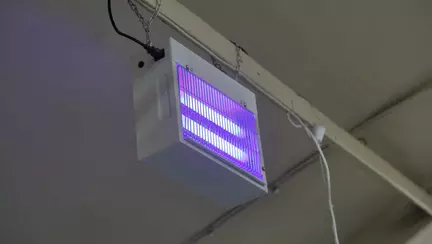 Iași: Un copil a ajuns la spital cu conjunctivită severă după ce educatoarele au aprins o lampă UV în clasa unei grădinițe