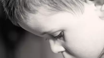 Brașov: Un băiețel de 3 ani, abuzat sexual de propria mamă timp luni la rând. Tatăl obișnuia să filmeze scenele