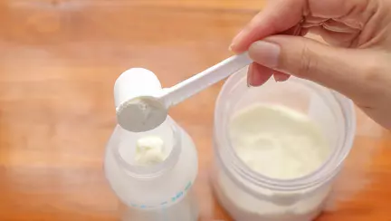 Criză de lapte praf pentru bebeluși în SUA. Cele mai afectate sunt familiile cu venituri mici