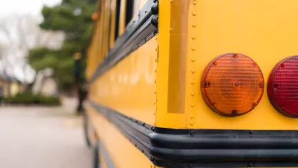 O fetiță uitată accidental într-un autobuz școlar a murit din cauza căldurii excesive din vehicul