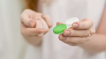 Cum să îți alegi perechea de lentile de contact potrivită