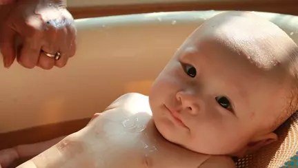 Cum să-i faci baie bebelușului în cadă: 4 sfaturi utile