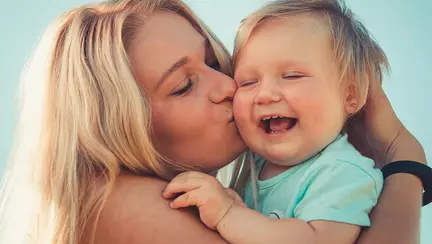 Cum să ai grijă de dantura unui bebeluș atunci când îi erup dinții