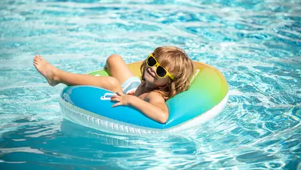 5 lucruri pe care sa le iei cu tine când mergi la mare cu un copil mic