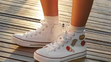 Cum să alegi teniși la modă și confortabili pentru copii?