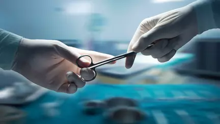 O fetiță de 11 ani, operată greșit de șase ori, în urma unei fracturi la picior