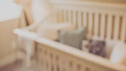 Un bebeluș a murit după ce a fost sufocat accidental de mama sa