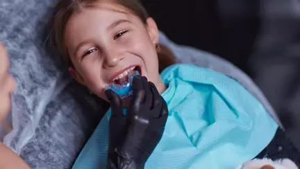 Bruxismul la copii: cum îl ajuți pe cel mic să nu-și mai scrâșnească dinții