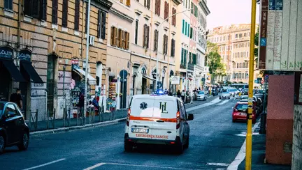 Italia: Băiețelul de 2 ani al unor români, căzut de la etajul blocului unde locuia, a scăpat, în mod miraculos, fără nicio leziune