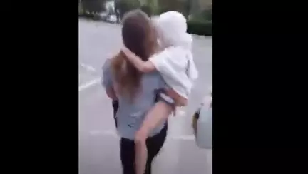 Constanța: O femeie a încercat să-și arunce fetița în fața mașinilor pe motiv că ar fi posedată