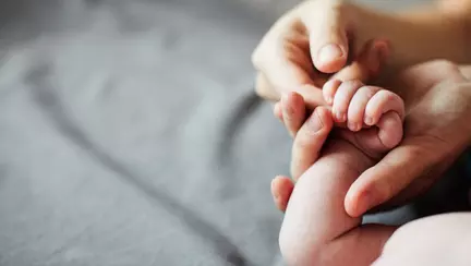 O femeie care nu știa că e însărcinată a născut în timpul unui zbor cu avionul