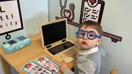 Un băiețel de 4 ani impresionează cu geniul său. Numără până la 100 în șapte limbi și citește Harry Potter