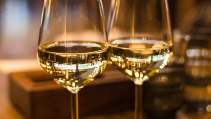 Cum alegi un vin alb? 3 criterii de care să ții cont