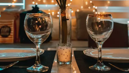 Cina romantică: 5 pași pentru organizare și produsele recomandate