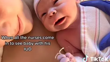 Un bebeluș s-a născut ținând în mânuță steriletul mamei