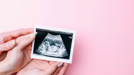 Un cuplu este nevoit să-și vadă copilul murind din cauză că femeii i se interzice să facă avort