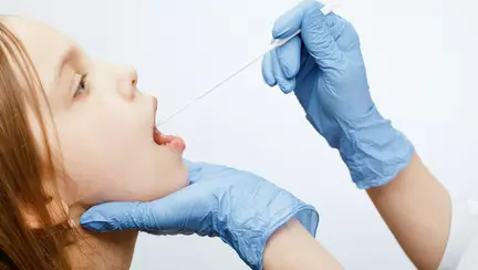 O fetiță cu simptome de răceală a primit un diagnostic crunt din partea medicilor