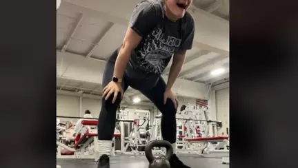 O femeie gravidă a surprins pe camera video momentul în care fătul îi coboară în pelvis