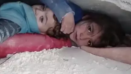 Imagini cutremurătoare după seismul din Turcia. O fetiță și-a protejat fratele mai mic cu propriul corp sub dărâmături