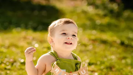 Cauți cadou de Paște pentru cel mic? 5 motive pentru care să alegi o salopetă Iepuraș pentru bebeluși din materiale naturale!