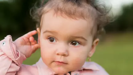 De la ce vârstă pot începe copiii să poarte cercei