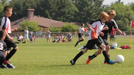 Calvarul prin care trece un băiat care s-a accidentat în timp ce juca fotbal. "M-a implorat să-i tăiem piciorul!"