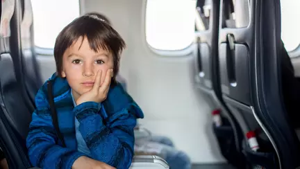 Cum faci ca zborul cu avionul, cu un copil, să nu se transforme într-un dezastru. 4 trucuri geniale de la o stewardesă