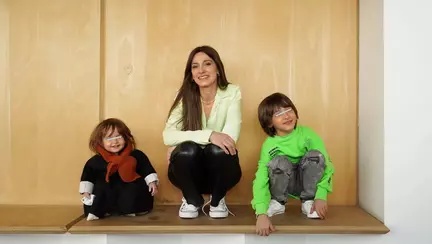 Cu ce se duce Dana Rogoz să-și ia copiii la școală și grădiniță. "Suntem singurii părinți care fac așa"