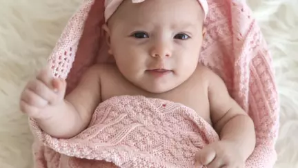 Branduri, hăinuţe şi materiale sustenabile, bio, eco. De ce să le alegem pentru cei mici?