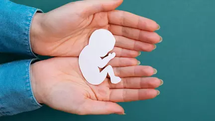 Studiu: Poluarea duce la o creștere a riscului de avort spontan cu 80%