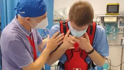 Mihai Craiu arată cum se fac manevrele de prim ajutor în caz de înec. "Nu e normal să nu putem ajuta un om care se sufocă!" / video