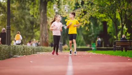 Cum să alegi cele mai bune haine sport pentru copiii tăi în funcție de vârstă?