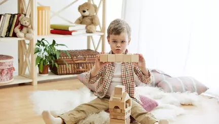 Învățarea prin joacă: De ce este bine că micuțul tău să se joace cu jucării din lemn?